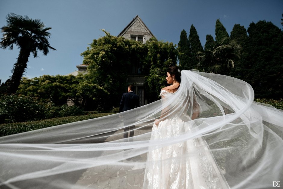 Невеста в коротком платье с фатой