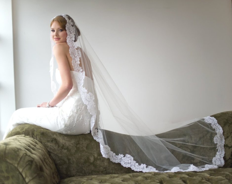 Невеста в свадебном платье с фатой