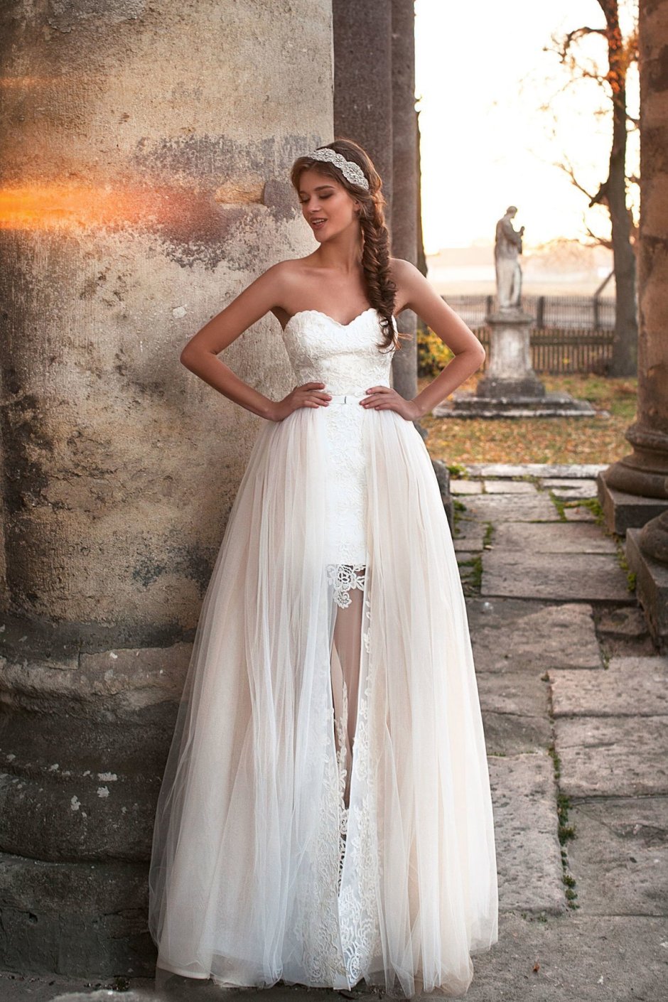 Короткое свадебное платье с длинным рукавом