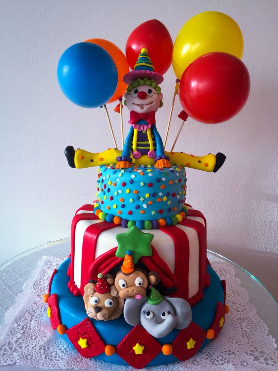Цирк клоун с тортом