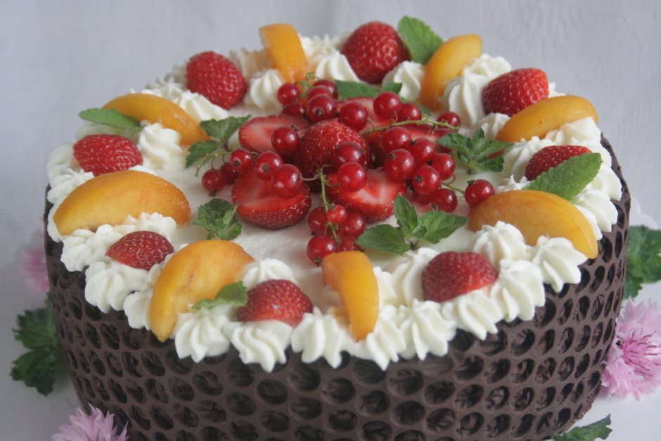 Украшение торта фруктами