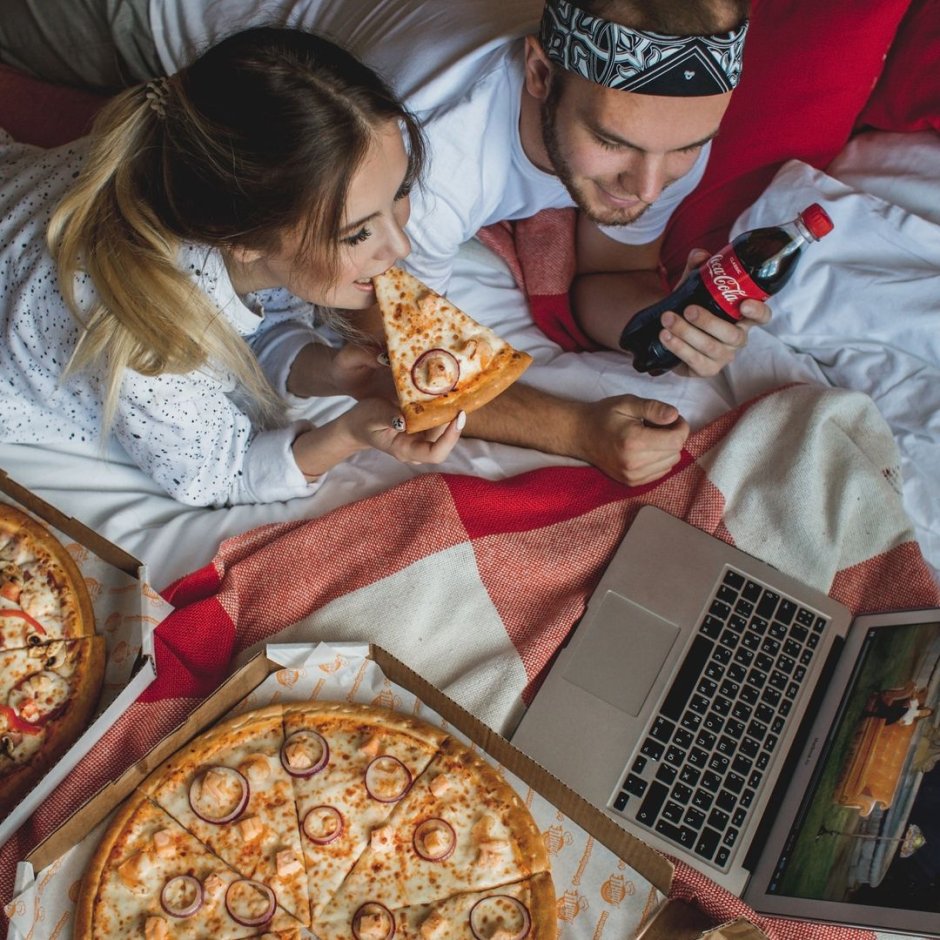 Фотосессия с пиццей в кровати