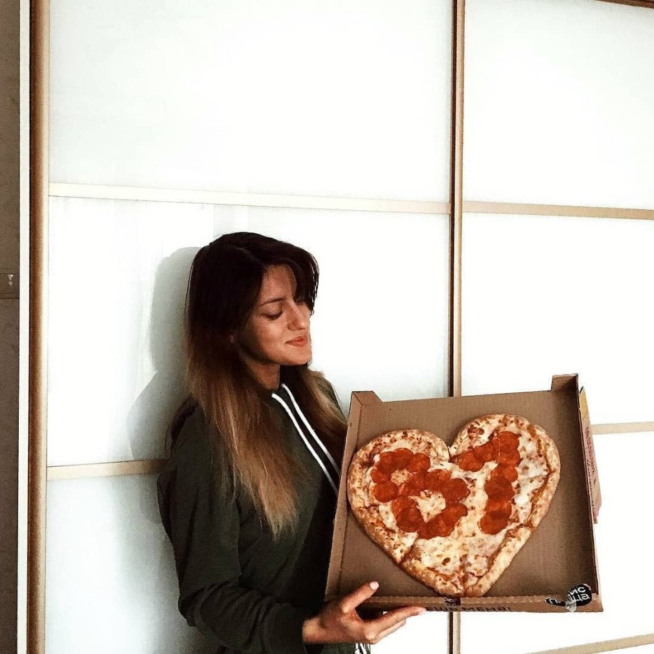 Фотосессия на день рождения с пиццей подругой
