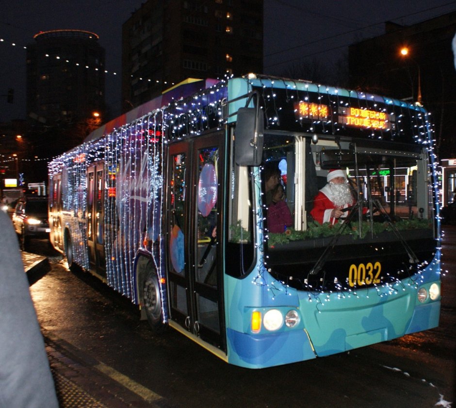 Электробус украшенный к новому году
