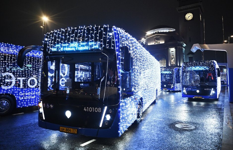 Новогодний электробус в Москве 2022