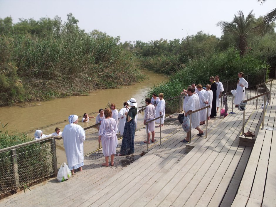 Паломники на реке Иордан