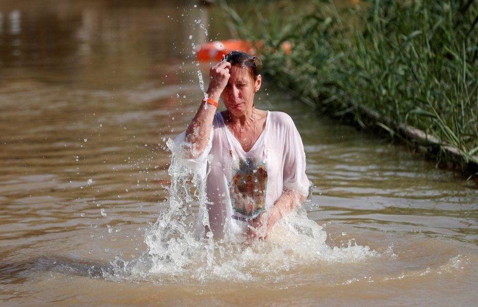 Крещение в реке Иордан женщины