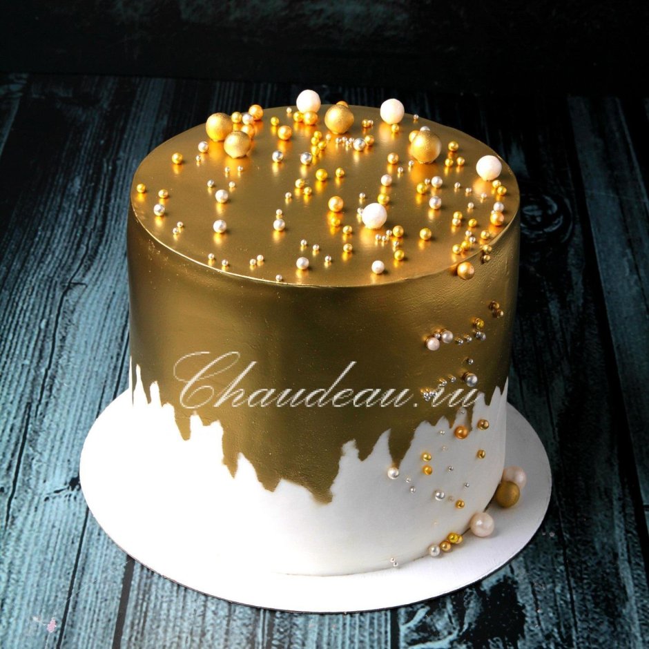 Украшение торта золотыми шариками