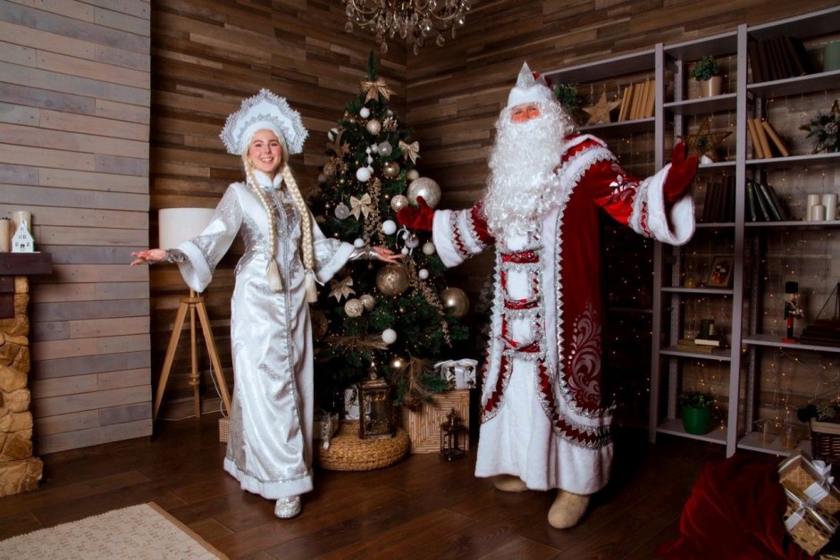 Дед Мороз в Красном костюме и Снегурочка