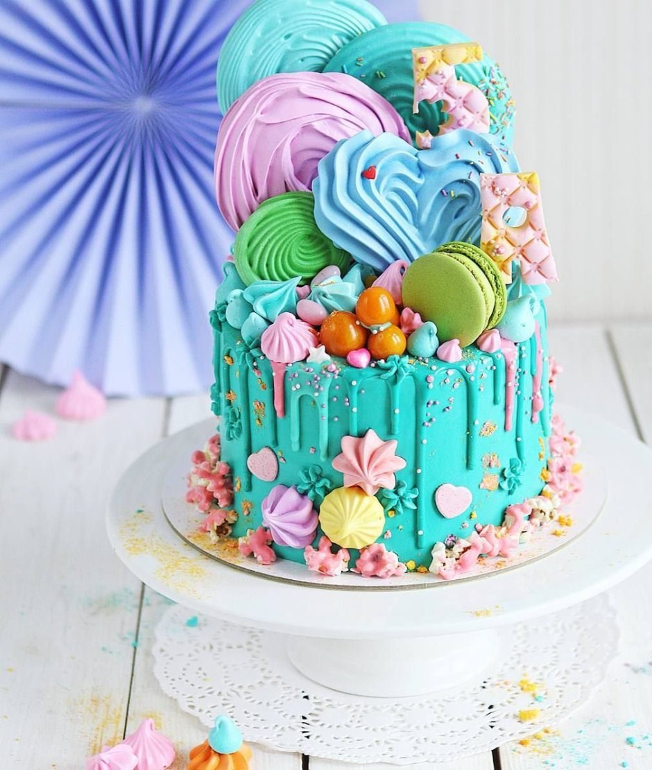Разноцветный торт с ягодами