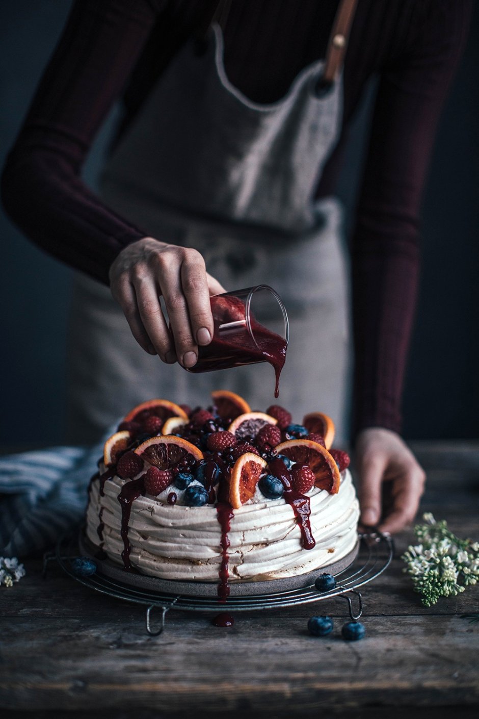 Шоколадный торт с клубникой