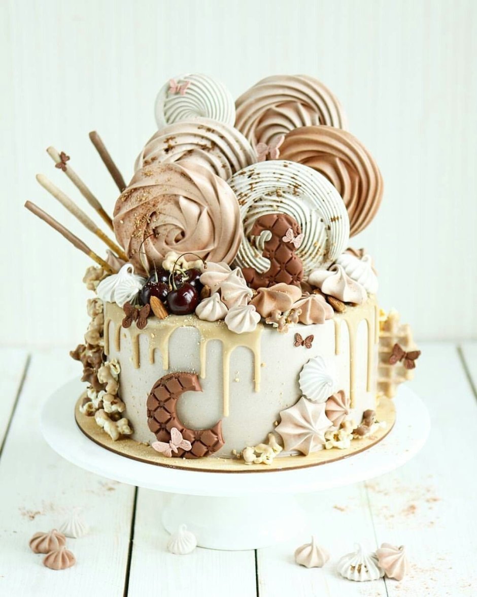 Торт для девочки с рожком и сладостями