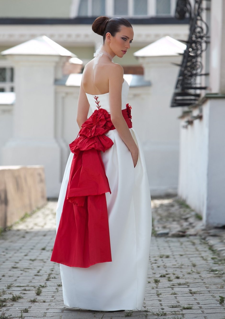 Белое платье с красным поясом для девочки