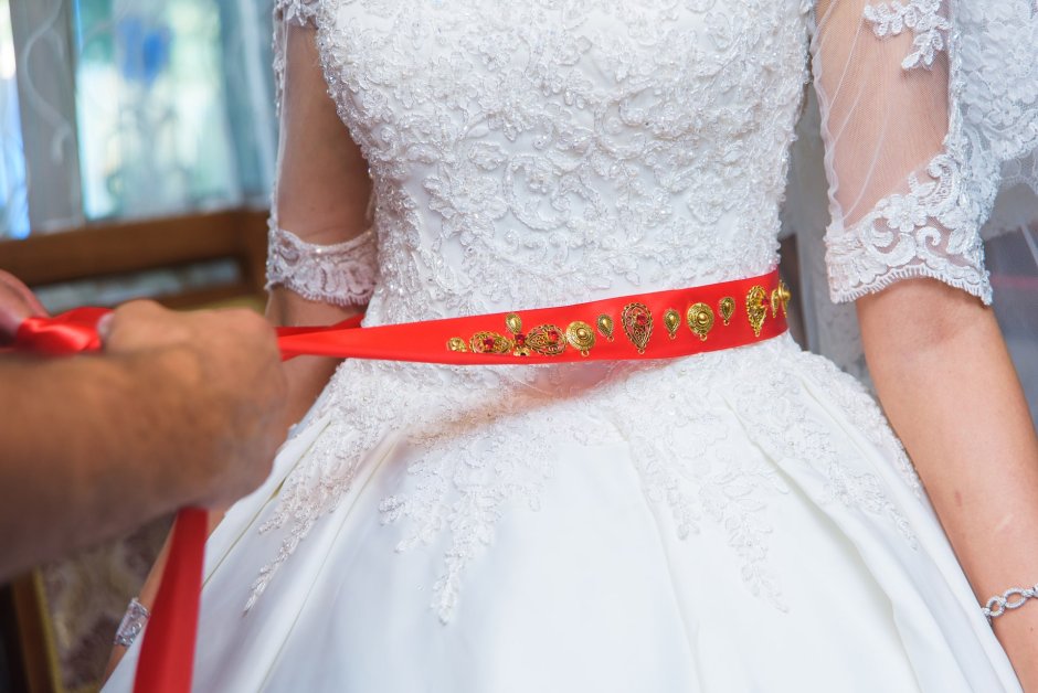 Красная лента на платье венчальном