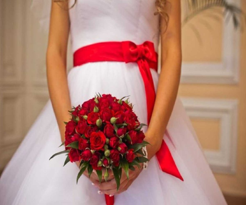 Короткое свадебное платье с бантом