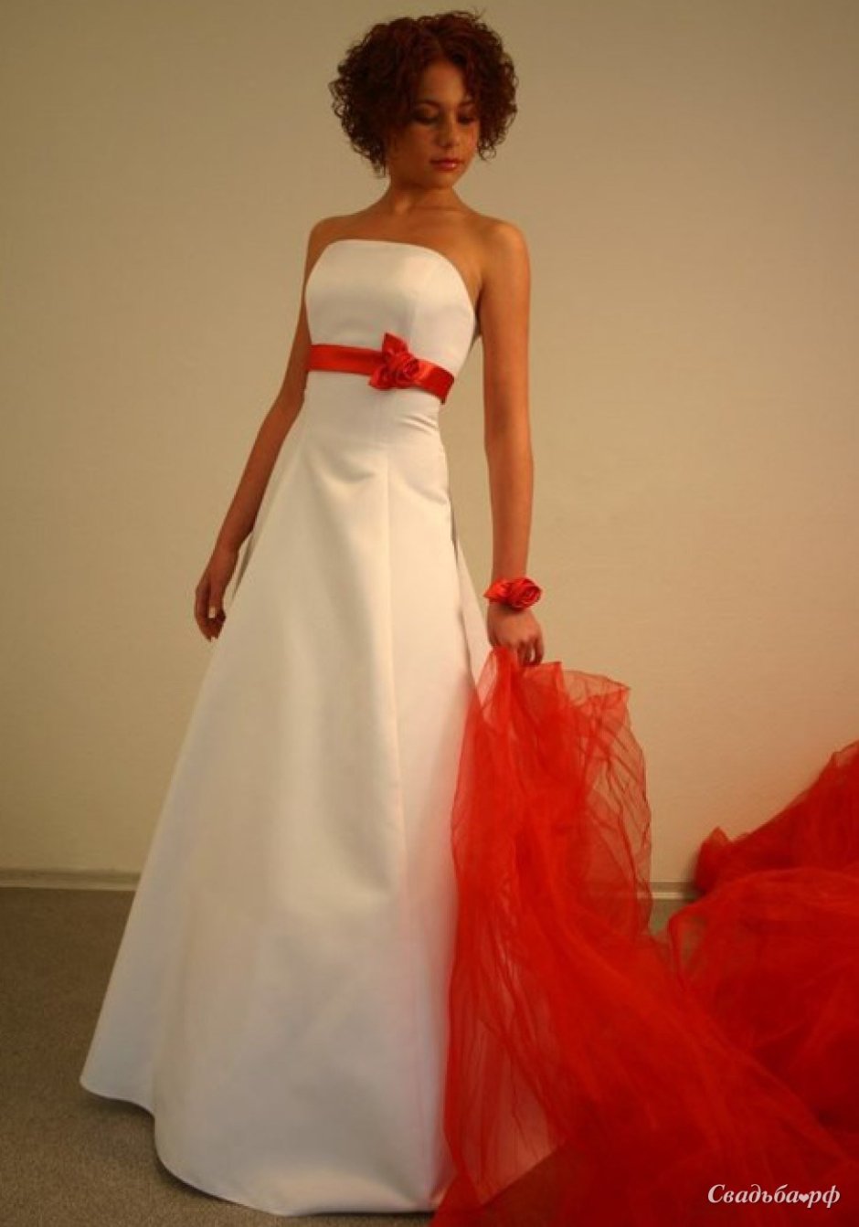 Свадебное платье белое с красным