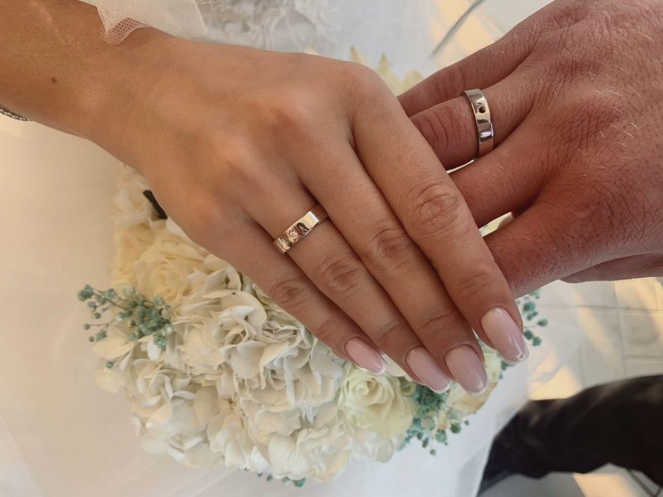 Свадебные белые кольца на невесте