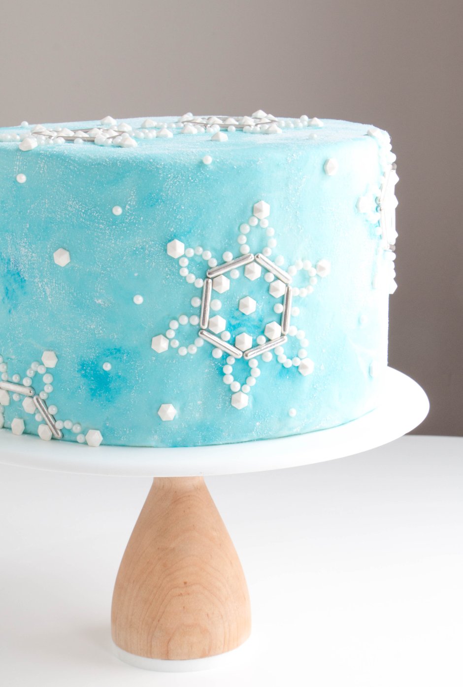 Торт голубой со снежинками