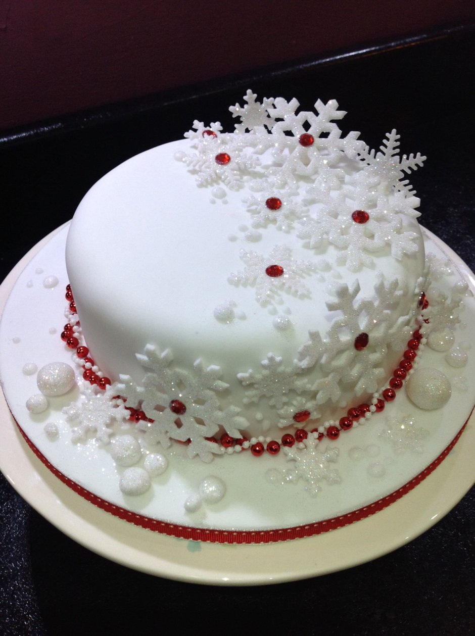 Белоснежное украшение торта на новый год