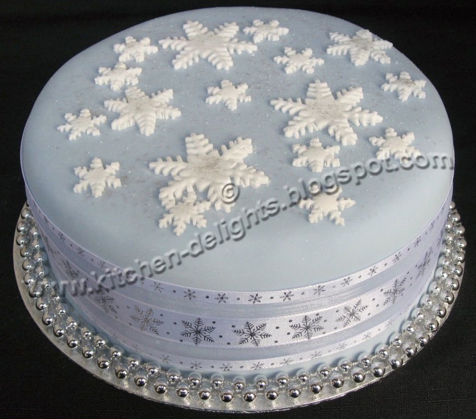 Торт кремовый со снежинками