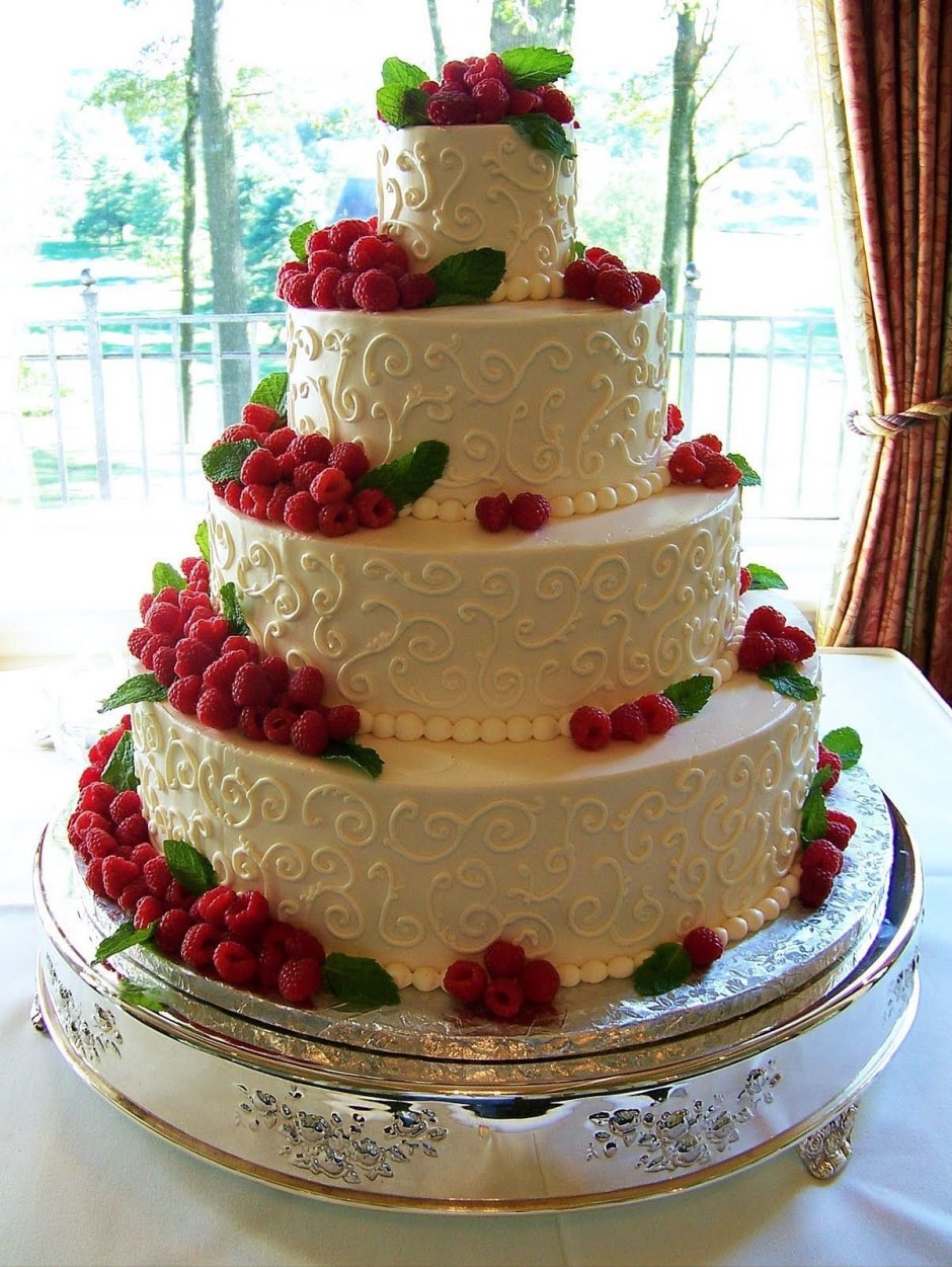 Свадебный торт с живыми цветами трехъярусный