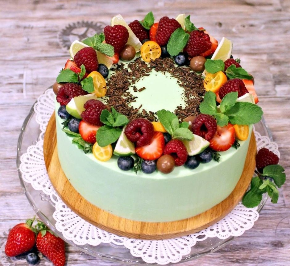 Декор торта малиной и голубикой