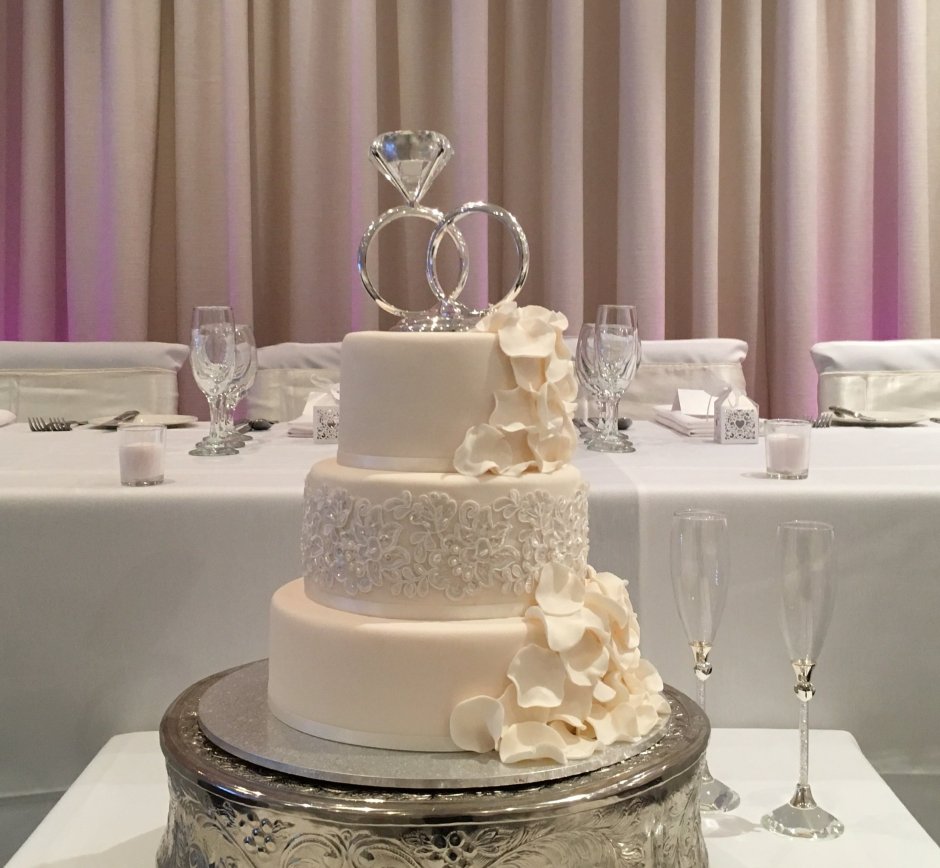 Decorating Wedding Cake with Flowers
