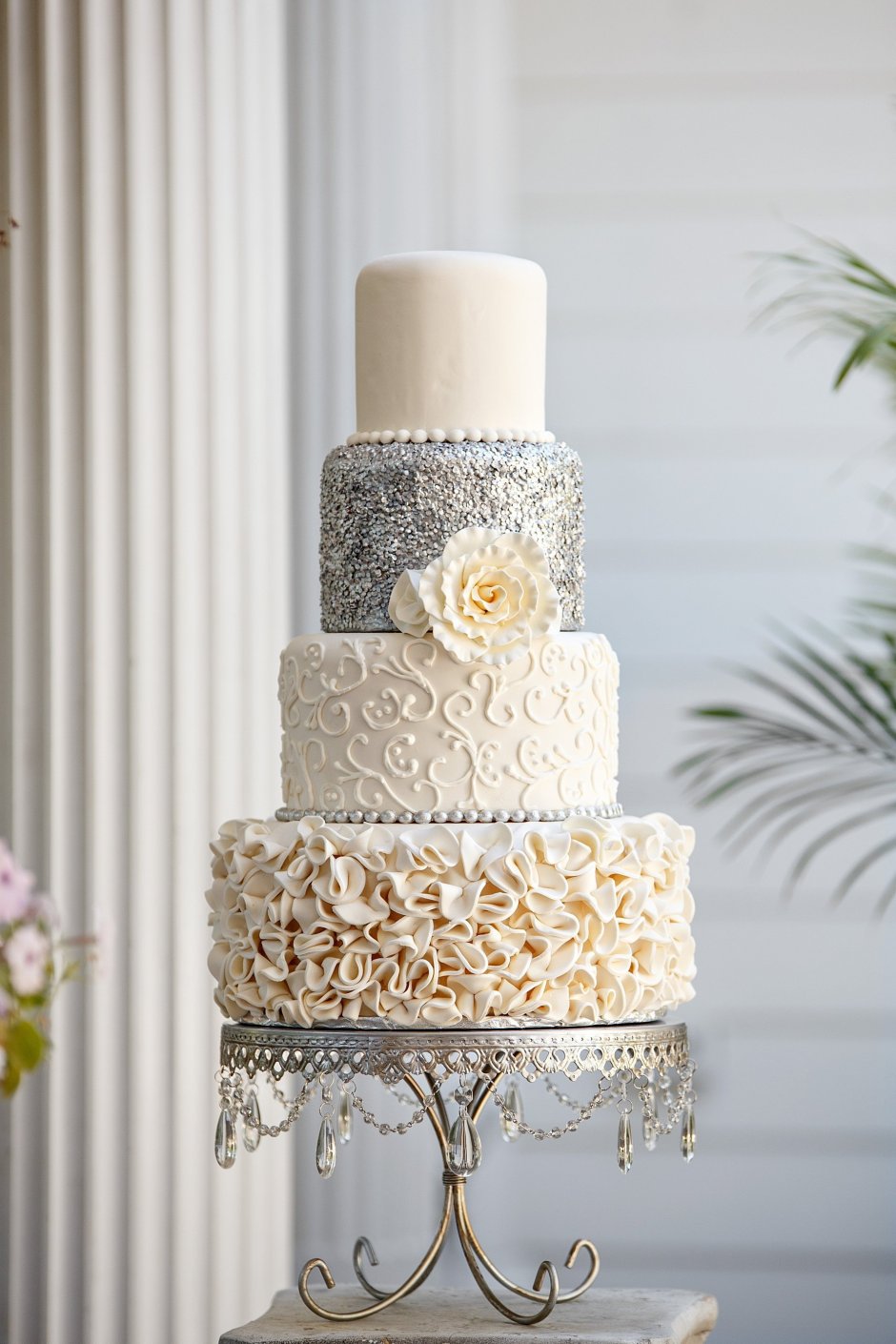 Свадебный торт красный фон жених и невеста визитка