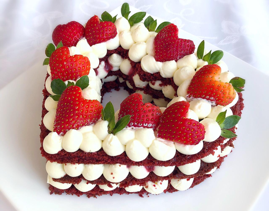 Торт цифра 5 с ягодами