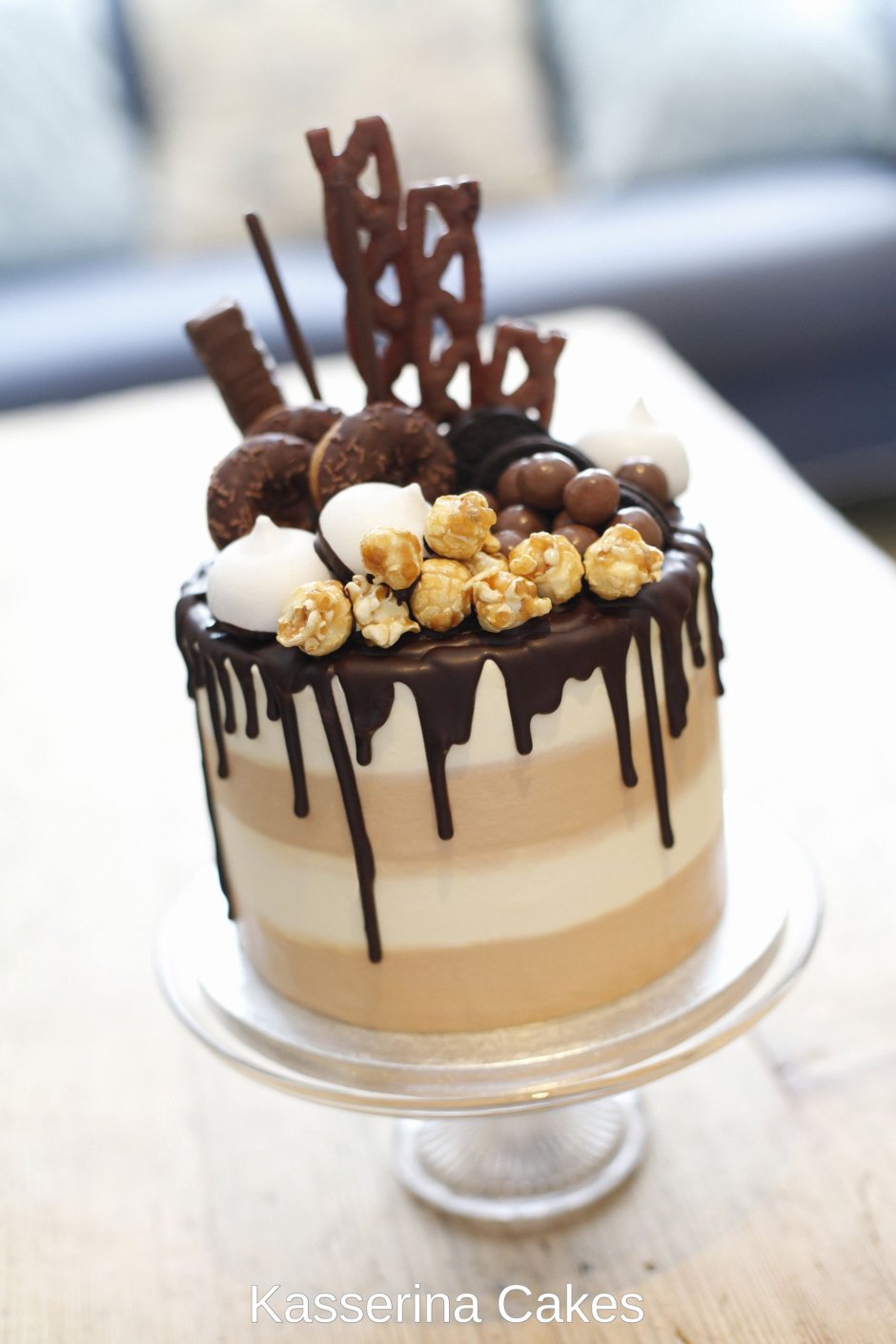 Декор торта шоколадом и конфетами
