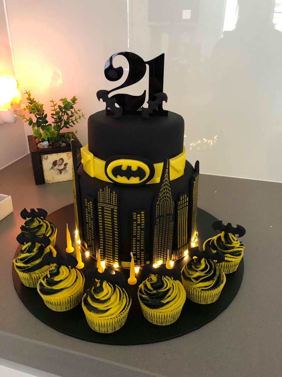 Украшение торта с Бэтменом