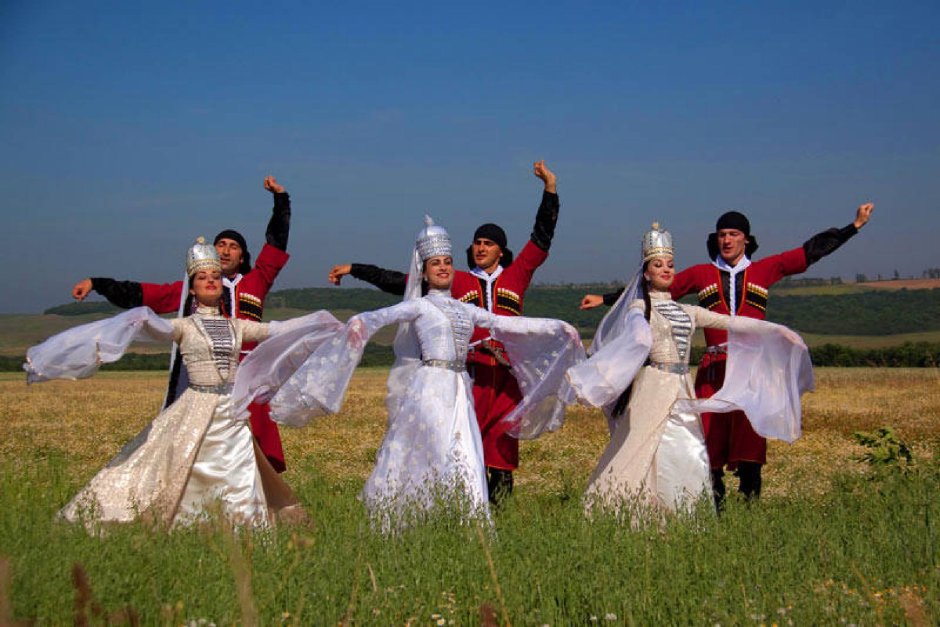 Грузинские танцы на природе