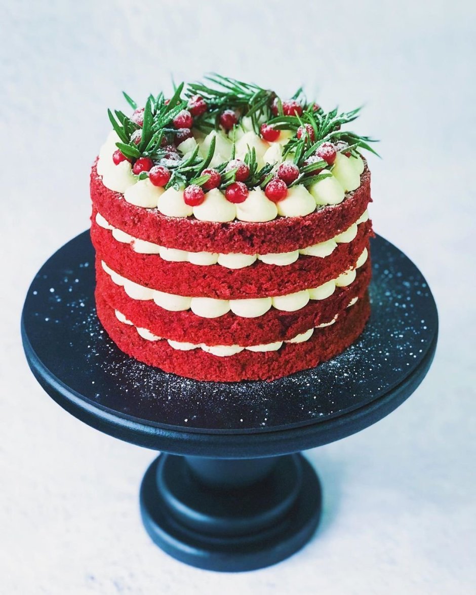 Торт красный бархат с клубничным конфи