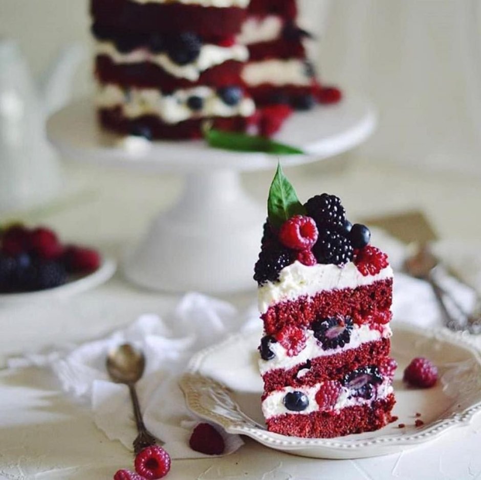 Декор торта с хлопком и ягодами