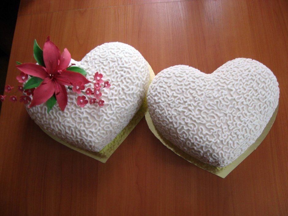 Торт на свадьбу в виде сердца