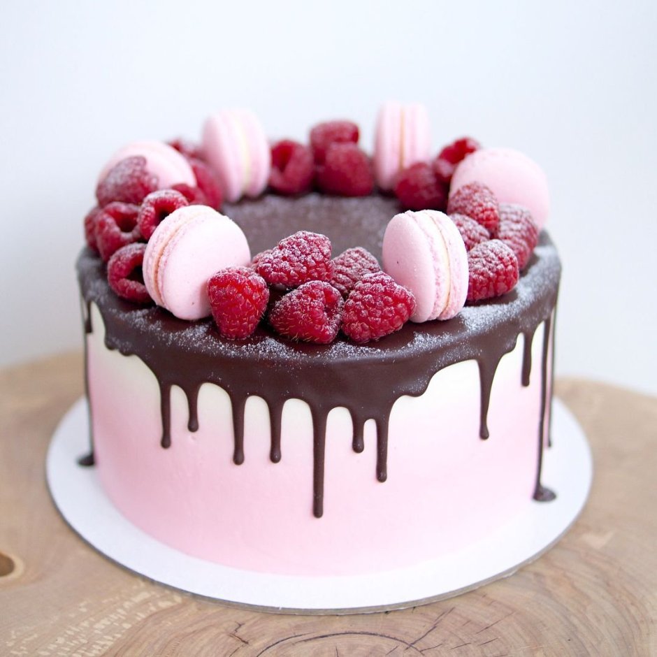 Розовый торт с шоколадными подтеками