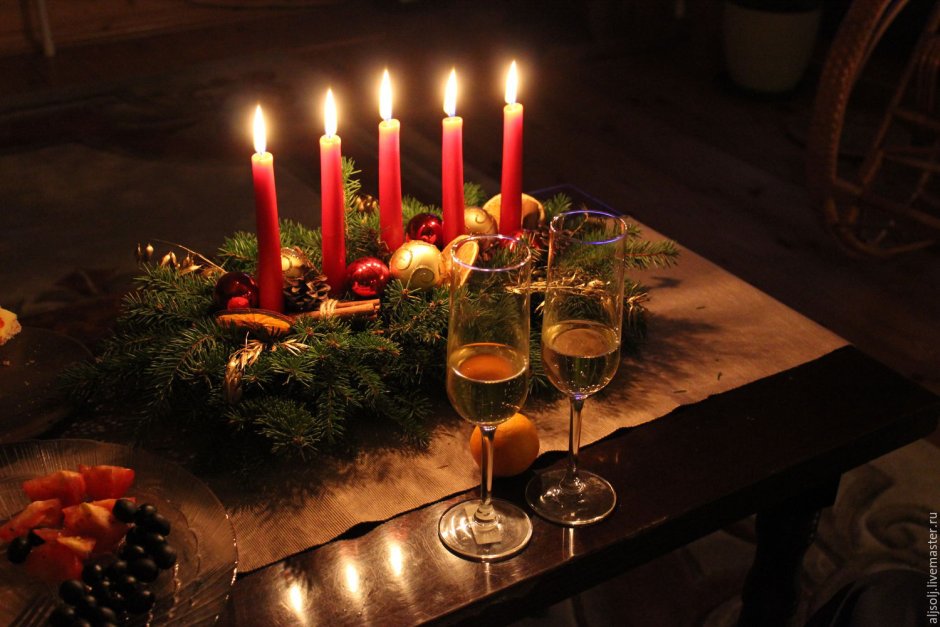 Свечи на новогоднем столе