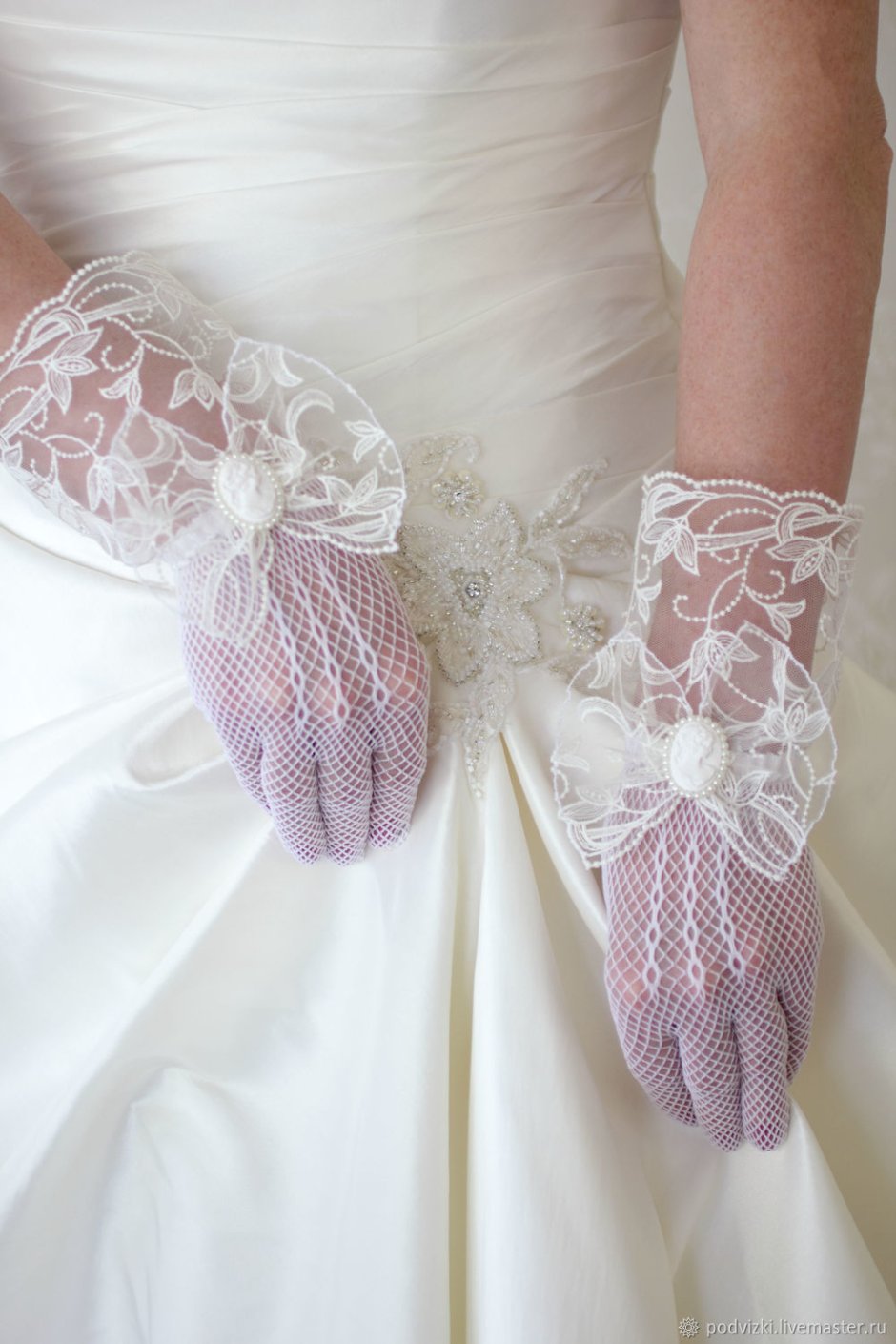 Атласные перчатки для свадьбы