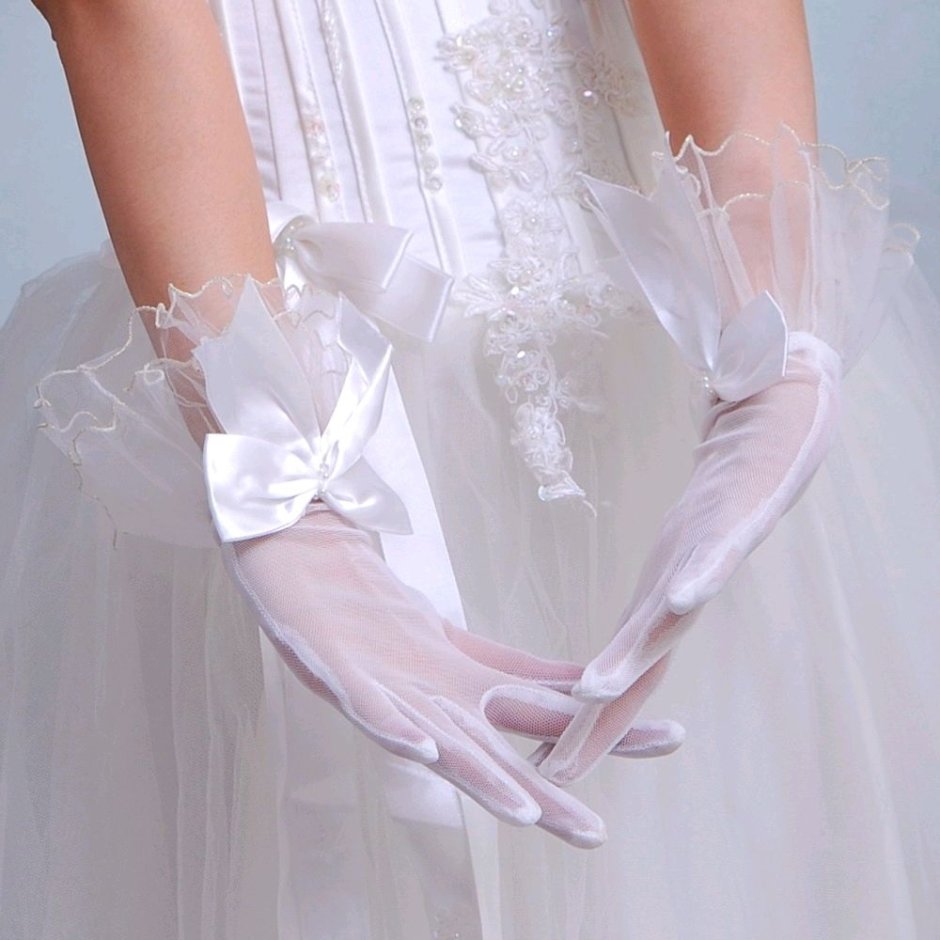 Руки в свадебных перчатках