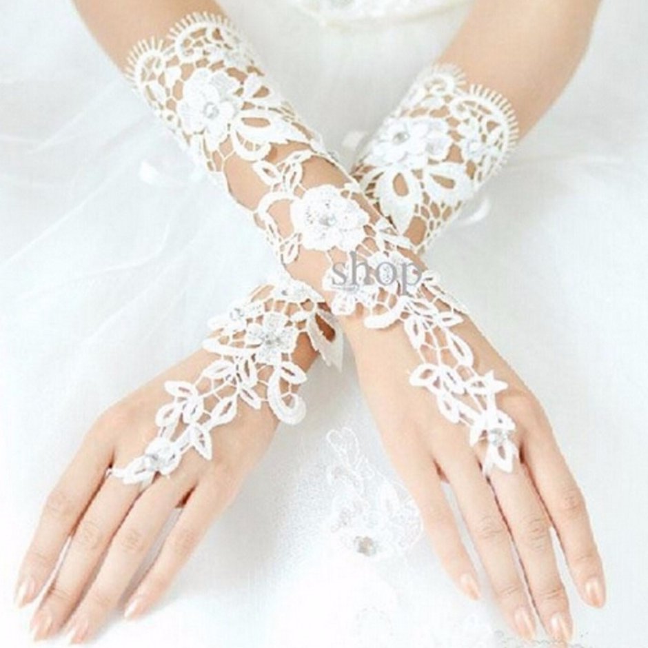 Короткое свадебное платье с перчатками