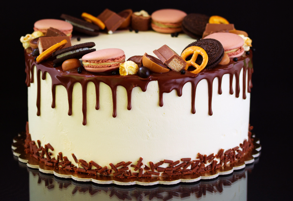 Украшение торта сладостями и шоколадными