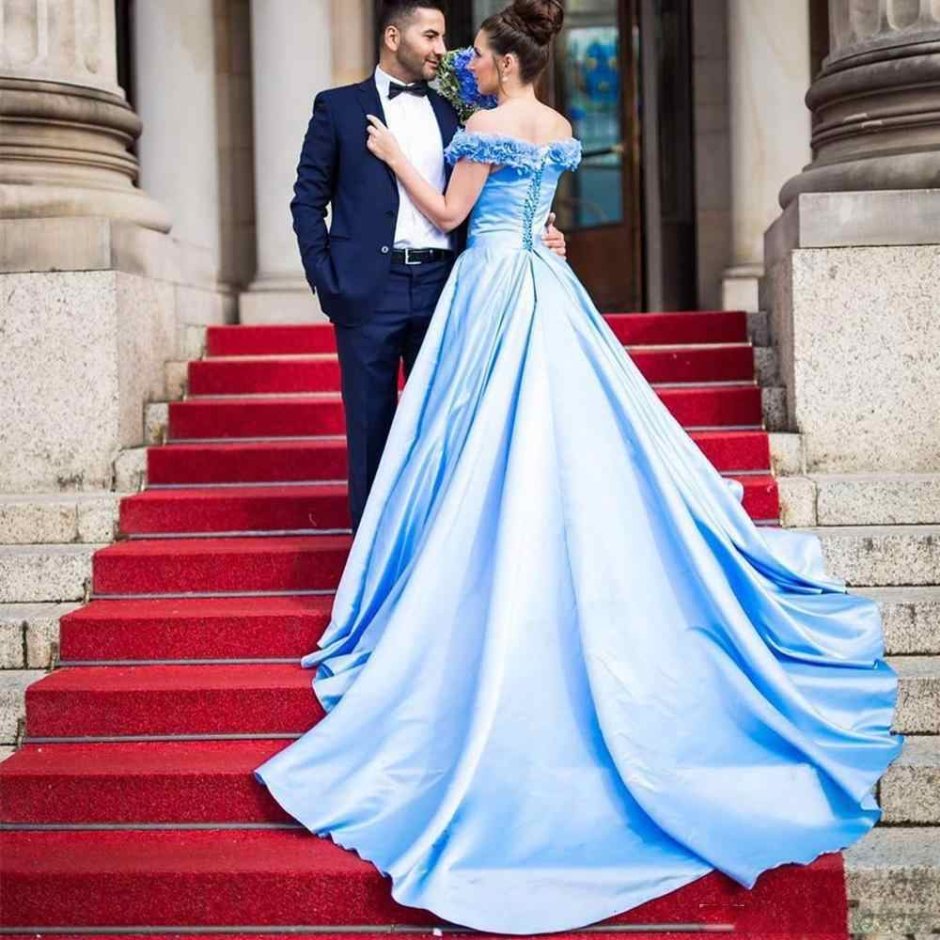 Бело голубое свадебное платье
