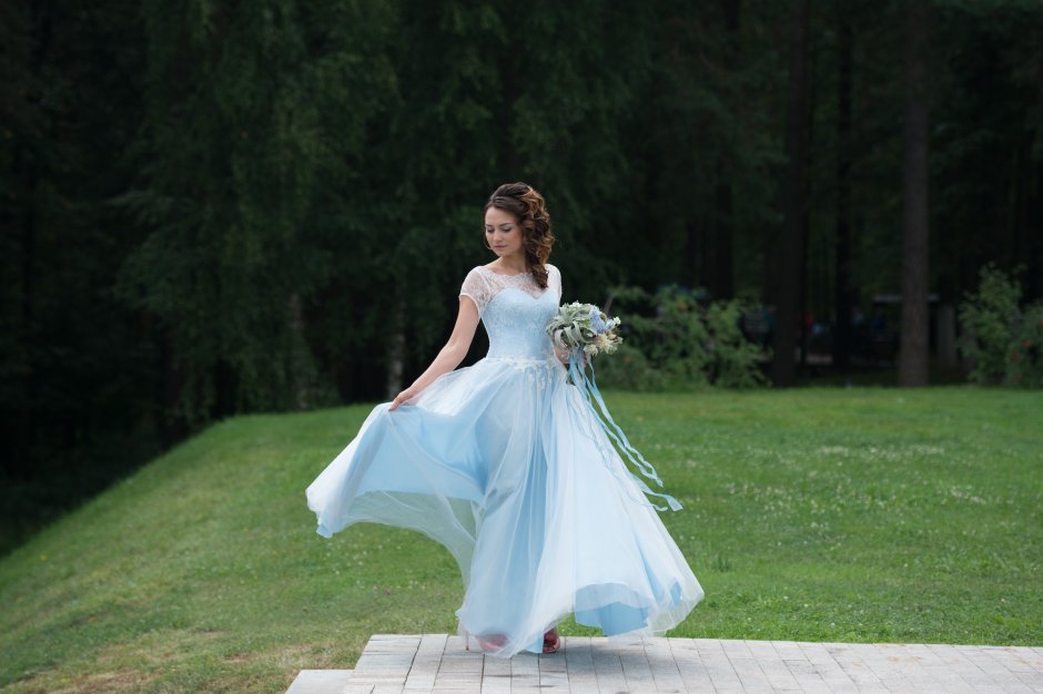 Небесно голубое свадебное платье