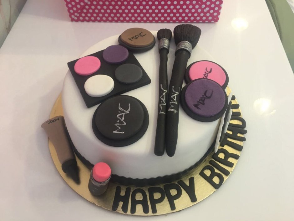 Торт на день рождения в видекасметики