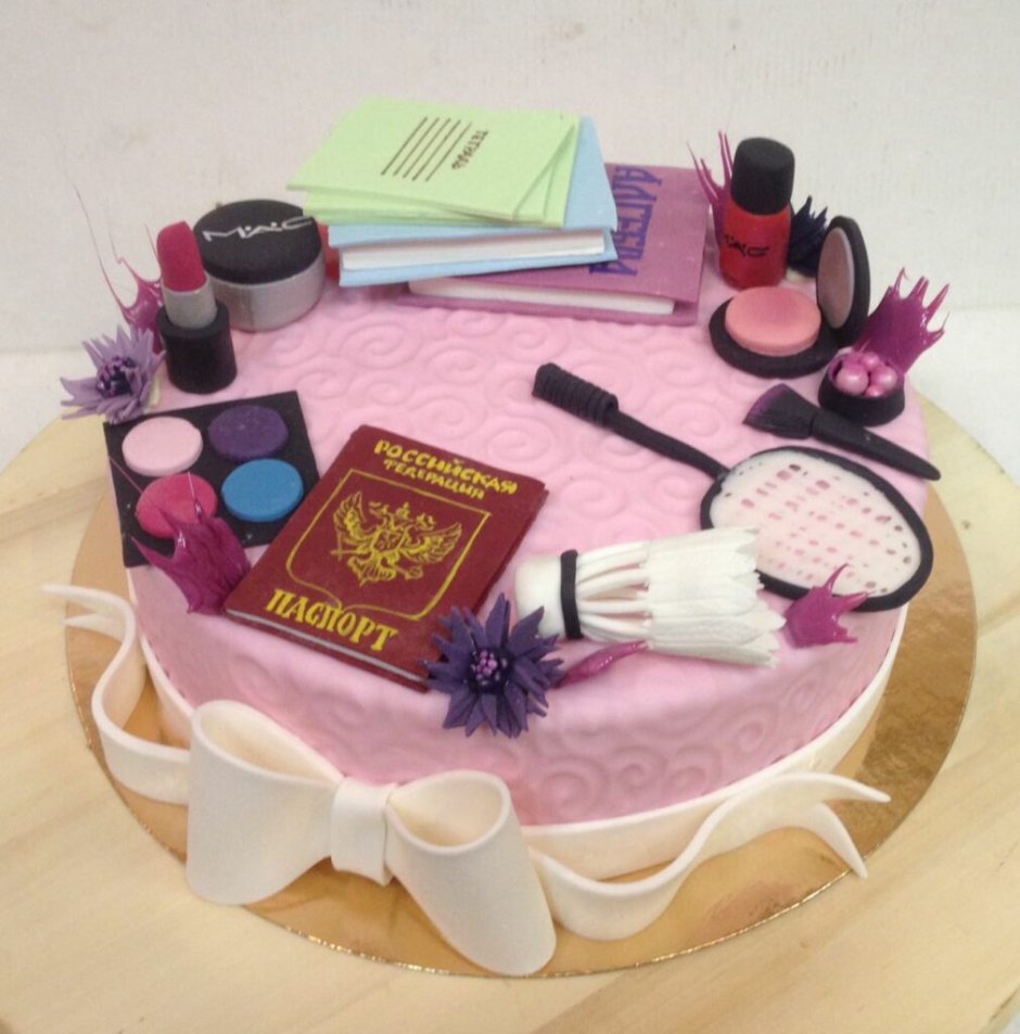 Фиолетовый торт с косметикой