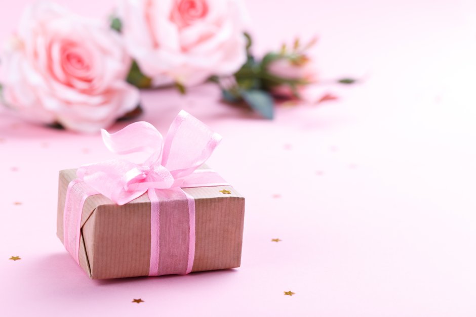 Подарочная коробка с розовой лентой