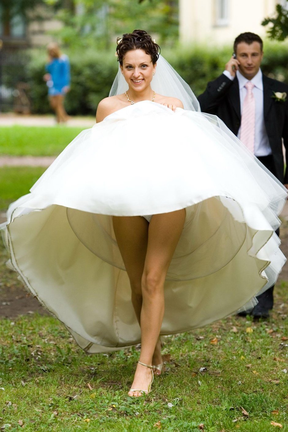Задрал платье невесте