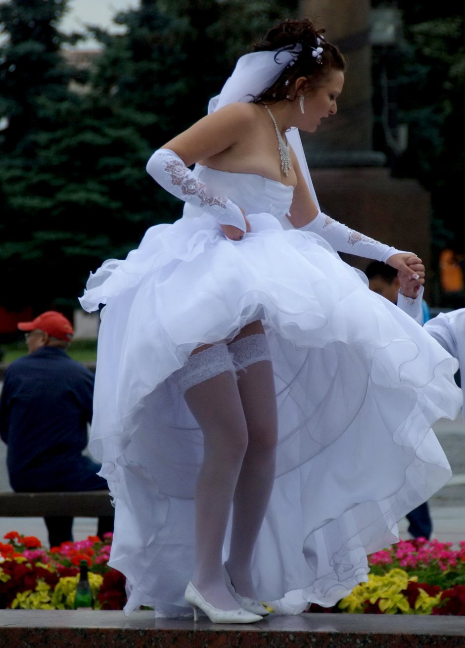 Невесты в свадебных платьях под платьем