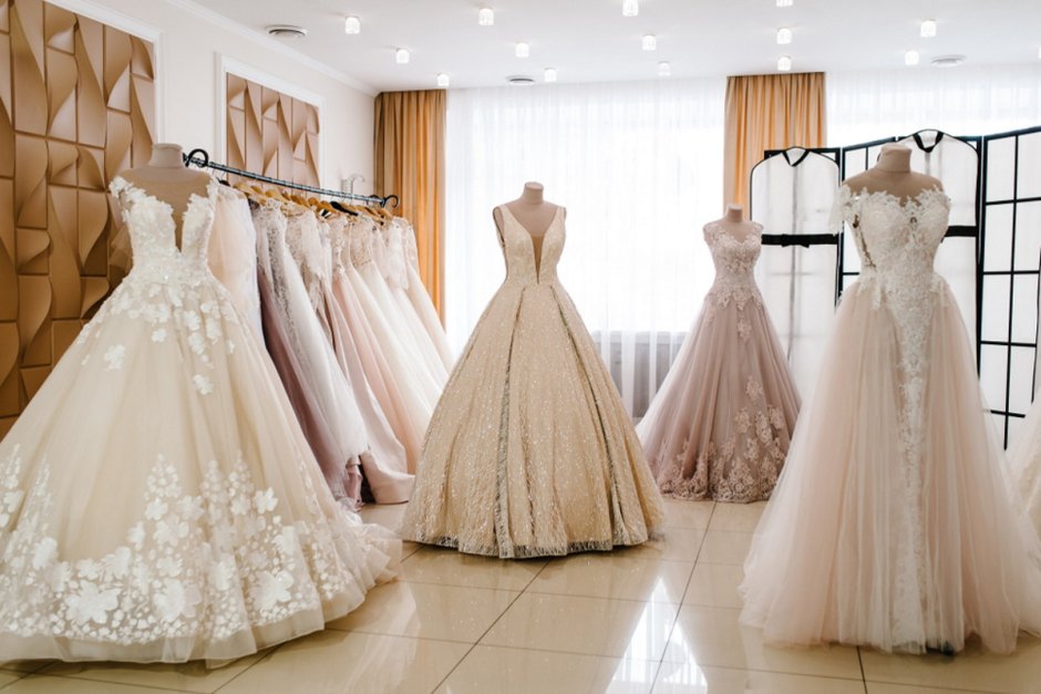 Много свадебных платьев