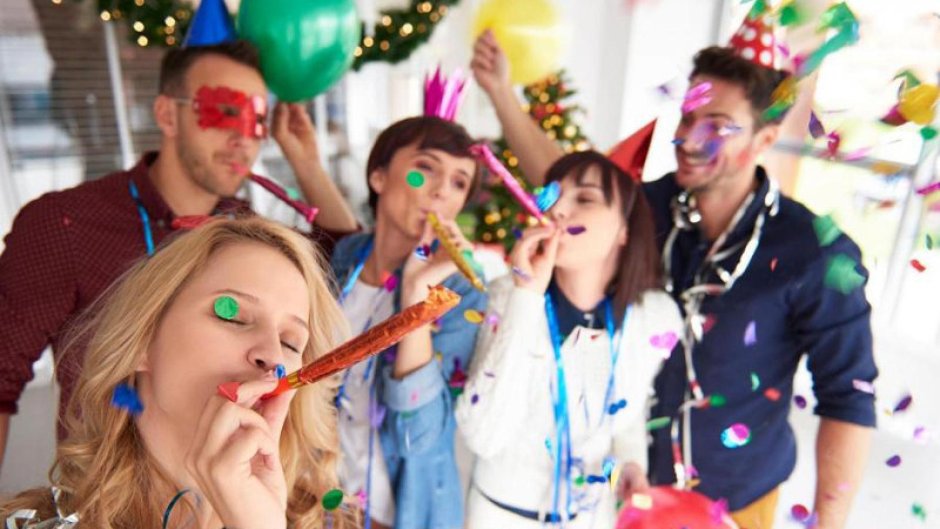Новый год Венгрии традиция дуть в дудки